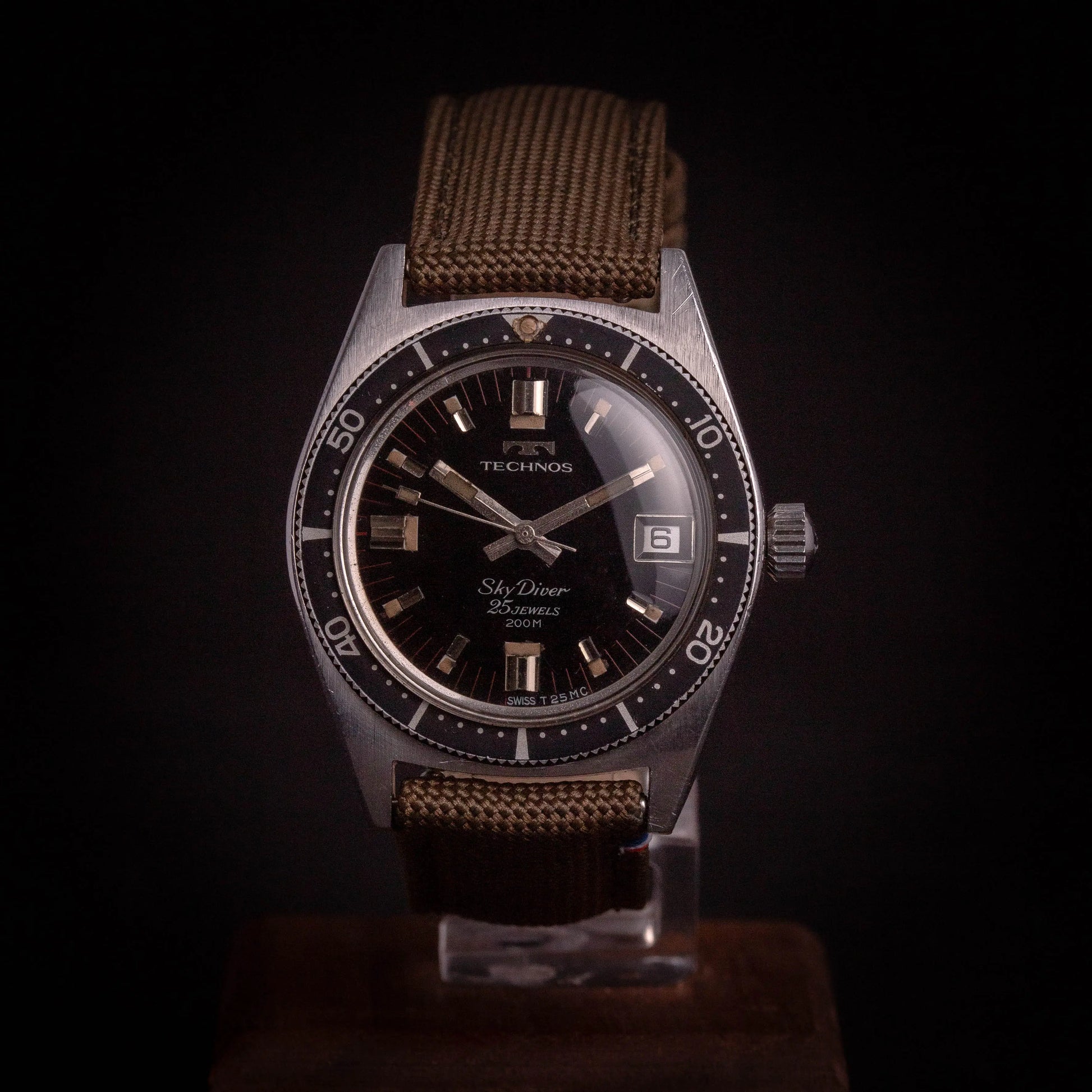 TECHNOS Sky Diver 200M - Diver Vintage - DropAndWatch