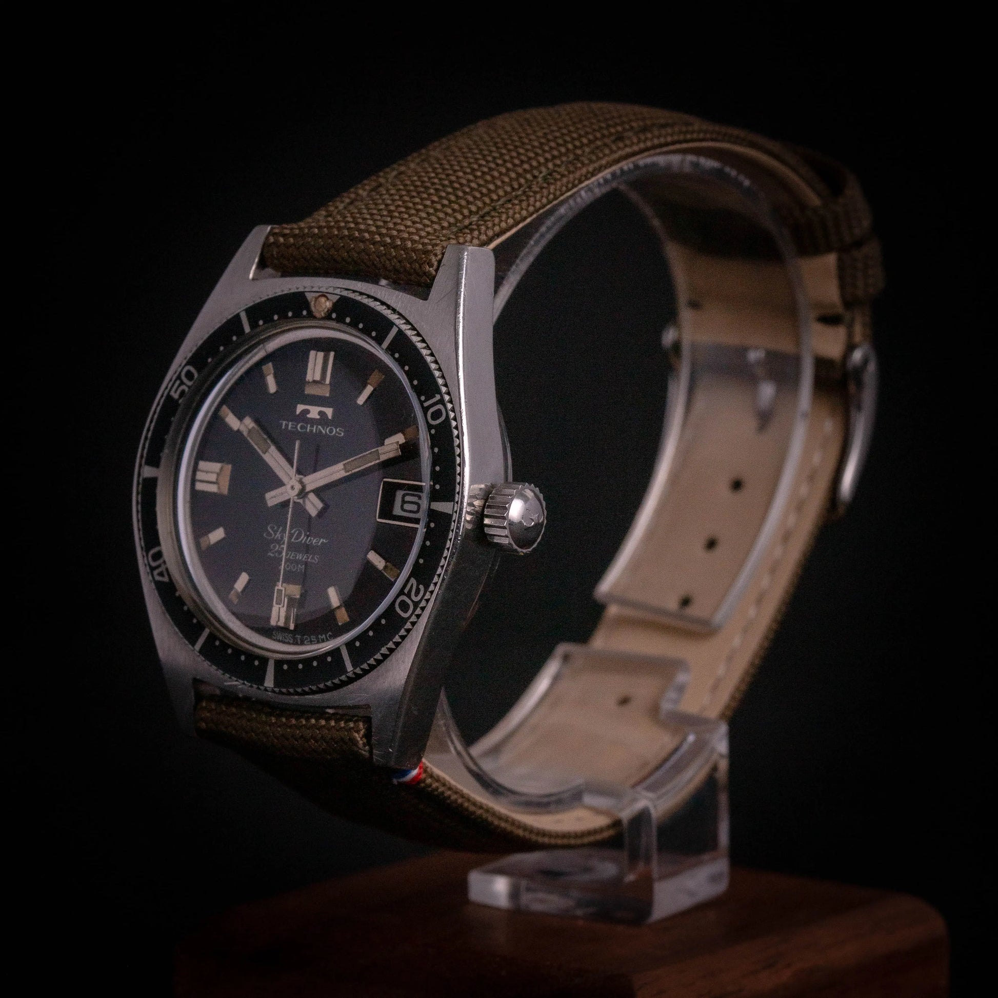 TECHNOS Sky Diver 200M - Diver Vintage - DropAndWatch