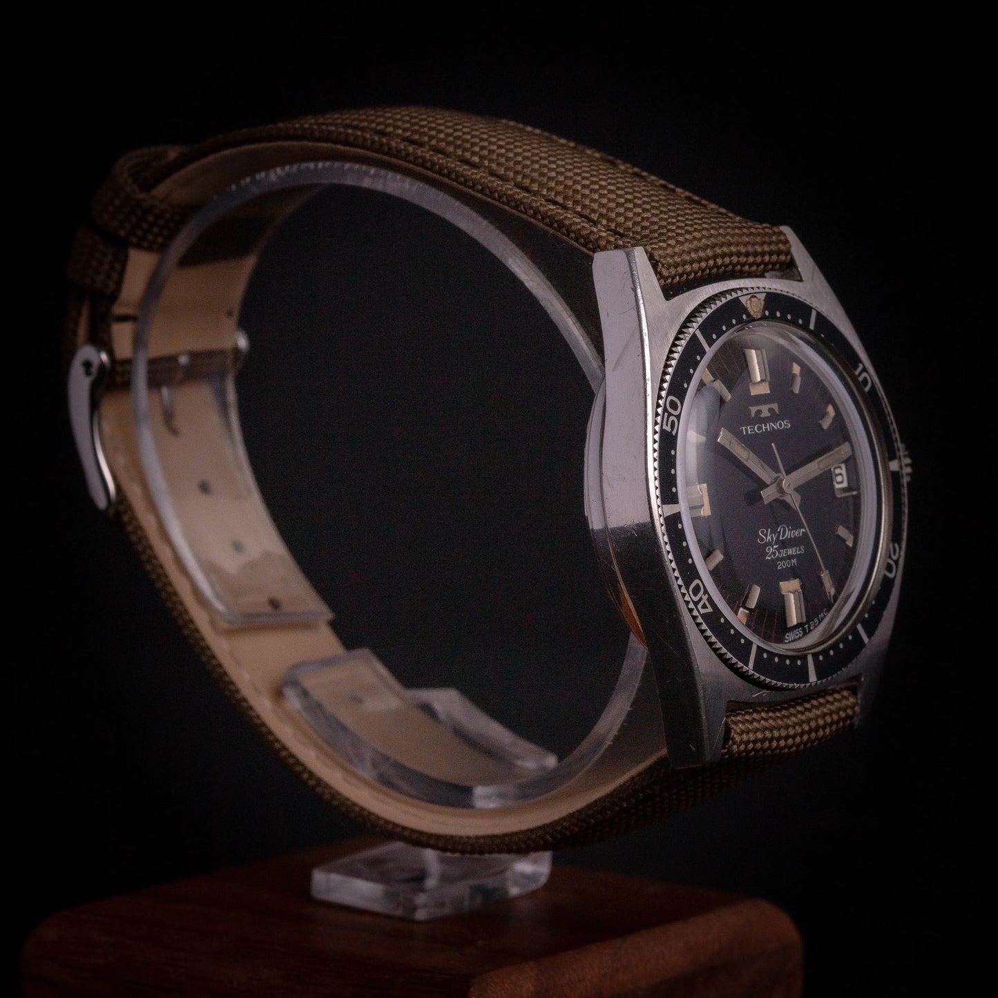 TECHNOS Sky Diver 200M - Diver Vintage - DropAndWatch