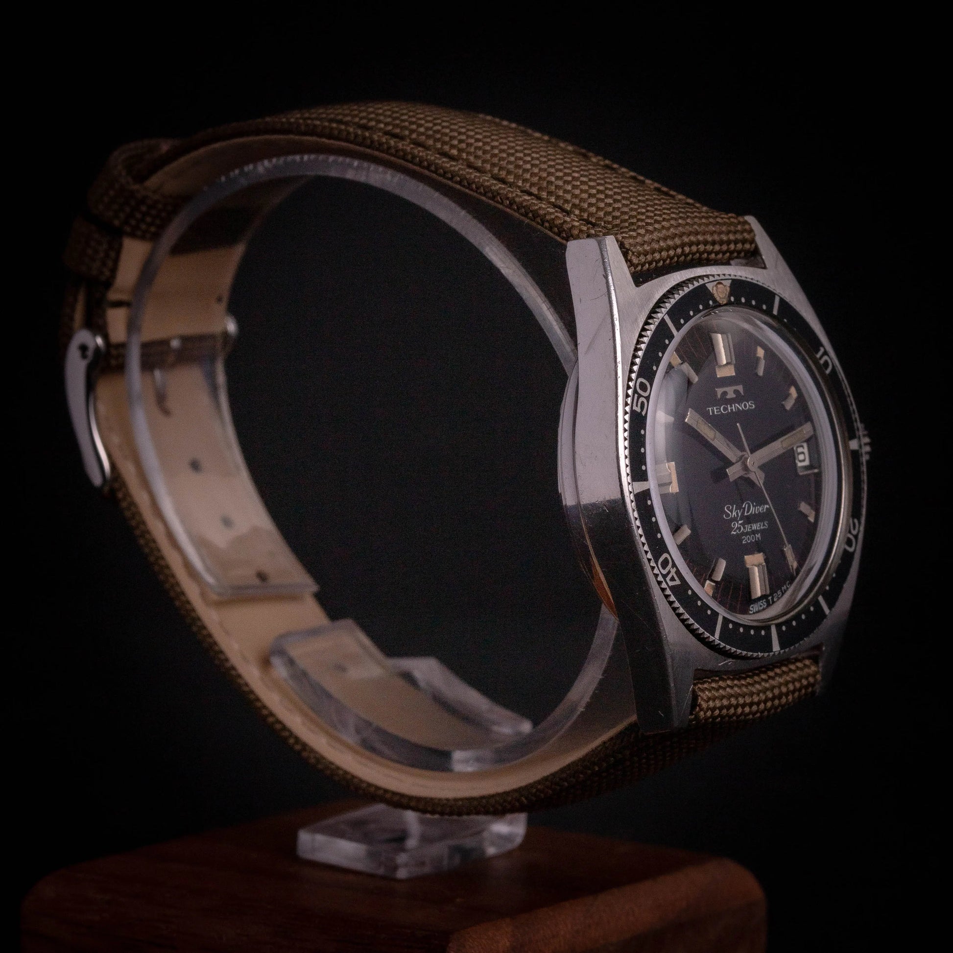 TECHNOS Sky Diver 200M - Diver Vintage - DropAndWatch
