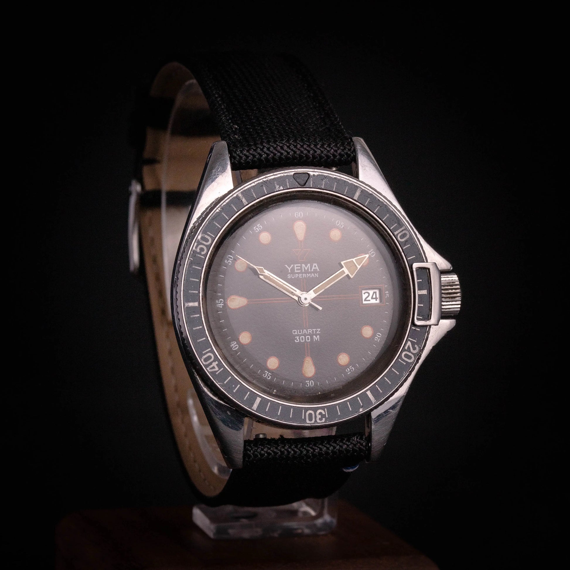 YEMA Superman Croix Rouge Quartz 300M Y90016 - DropAndWatch