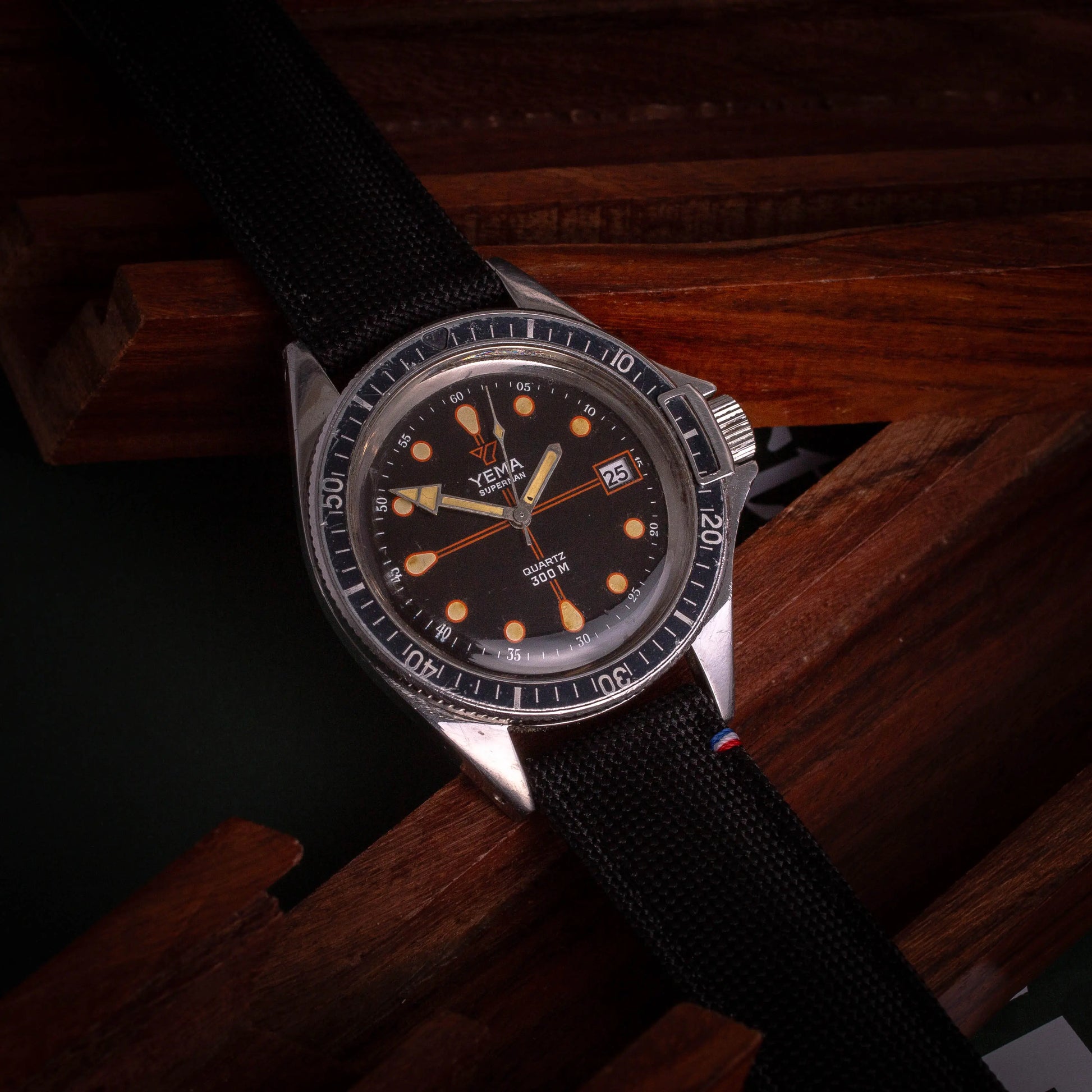YEMA Superman Croix Rouge Quartz 300M Y90016 - DropAndWatch
