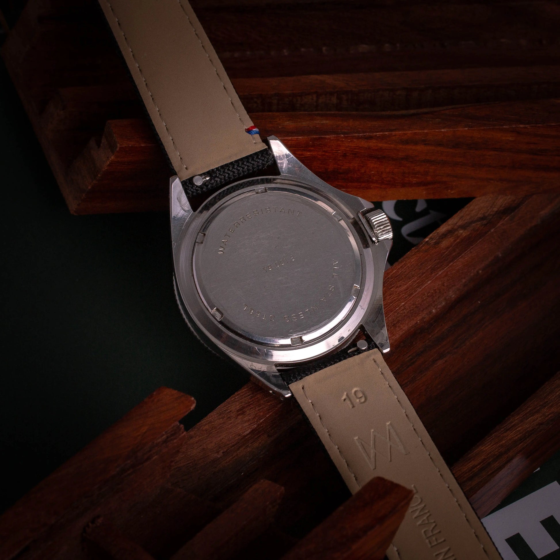 YEMA Superman Croix Rouge Quartz 300M Y90016 - DropAndWatch